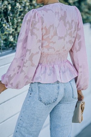 Розовая блуза с глубоким V-образным вырезом и баской с прозрачным цветочным узором