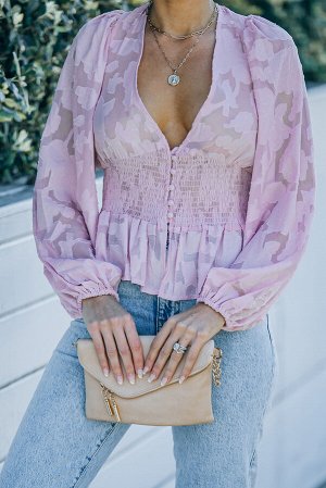 Розовая блуза с глубоким V-образным вырезом и баской с прозрачным цветочным узором