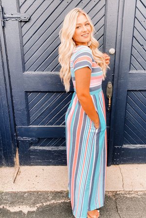 Разноцветное полосатое длинное платье-футболка с карманами