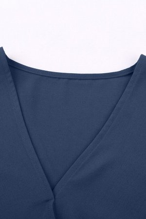 Синяя блуза с драпированным запахом и завязками на рукавах