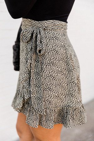 Белая юбка с леопардовым принтом и запахом