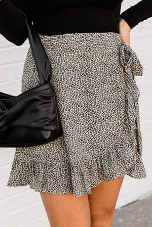 Белая юбка с леопардовым принтом и запахом