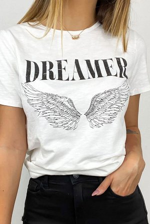 Белая футболка с принтом крылья и надписью: DREAMER