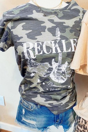 Зеленая камуфляжная футболка с принтом гитара и надписью: RECKLESS