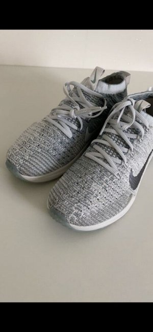 Серые кроссовки Nike 