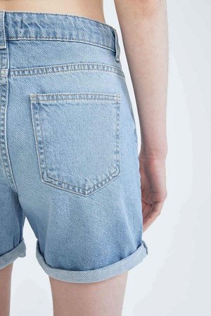 Джинсовые шорты-бойфренды с рваными деталями