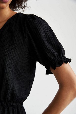 Классическая блузка с V-образным вырезом и плиссированной талией и рукавами