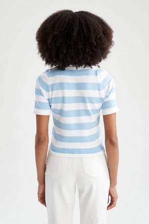 Приталенная трикотажная футболка в полоску с круглым вырезом и короткими рукавами