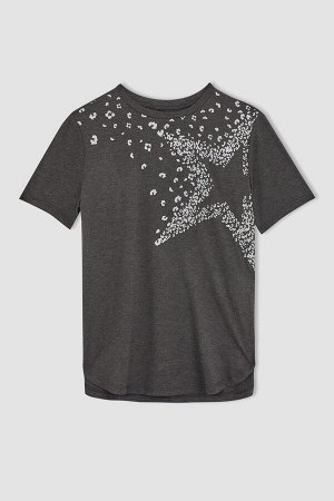 Традиционная футболка с коротким рукавом и принтом звезд стандартного кроя