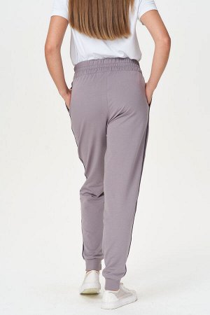 Брюки Стильные брюки из хлопкового футера. Свободный силуэт, контрастные лампасы, эластичный пояс, карманы по бокам и широкий манжет по низу брюк.Цвет: дымчато-серый. Рост модели 177 см.
Цвет: серый
С