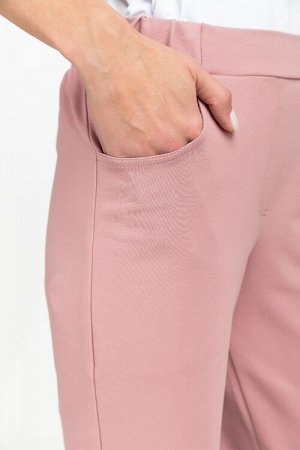 Брюки Зауженные брюки с карманами, из хлопкового полотна джинскотт. Пояс с планкой и эластичной лентой внутри. По низу брюк манжеты
Цвет: розовый
Состав: 80% хлопок, 14% полиэстер, 6% эластан