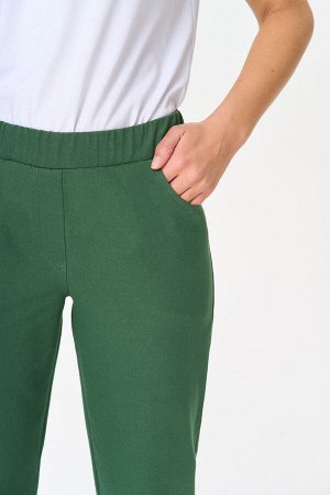 Брюки Зауженные брюки с карманами, из хлопкового полотна джинскотт. Пояс с эластичной лентой внутри. Длина брюк регулируется подворотом. Рост модели 170
Цвет: зелёный
Состав: 80% хлопок, 14% полиэстер