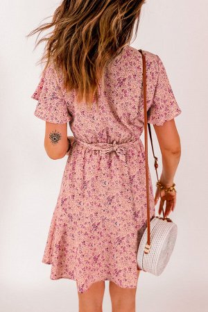 Розовое платье с запахом и поясом на талии с цветочным принтом