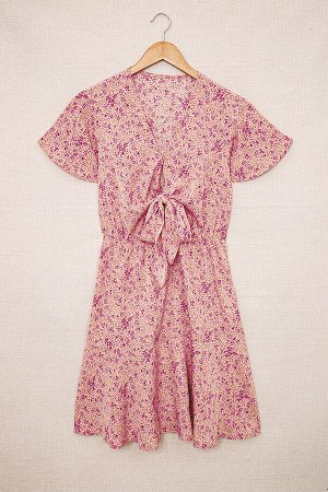 Розовое платье с запахом и поясом на талии с цветочным принтом