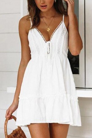 Белое мини-платье с кружевной отделкой и высокой талией