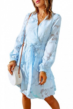 Голубое платье с V-образным вырезом запахом и прозрачным текстурированным узором