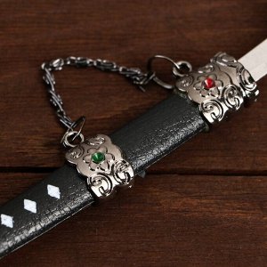 Сувенирное оружие «Катана на подставке», чёрные ножны с красными ромбами, 20см