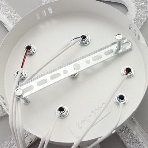 Люстра светодиодная Треугольник 70Вт LED 2700-4200К белый 61,5х38х8,5см