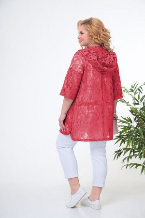 Блуза Рост: 164 Состав ткани: ПЭ-100%; Блузка из кружевной ткани прямого силуэта, удлиненная, с капюшоном. По переду- нагрудная вытачка. По спинке кокетка по линии талии настрочена кулиса с протянутым