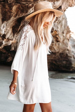Белое пляжное платье с цветочным кружевным узором на плечах