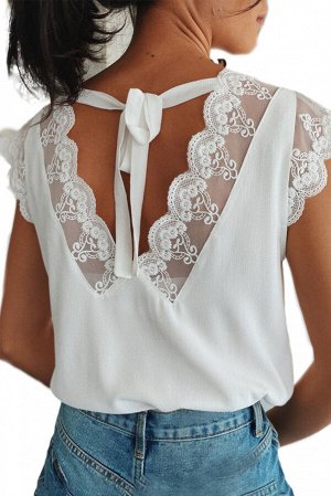 Белая блуза с кружевной отделкой и вырезом на спине с узлом