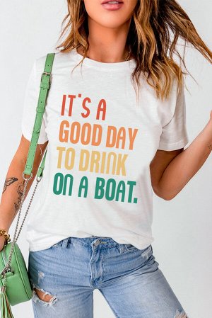Белая футболка с разноцветной надписью: IT'S A GOOD DAY TO DRINK ON A BOAT