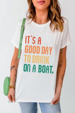 Белая футболка с разноцветной надписью: IT'S A GOOD DAY TO DRINK ON A BOAT