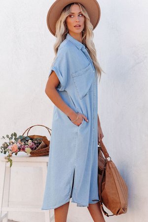 Голубое свободное платье-рубашка из шамбре с короткими рукавами и карманами
