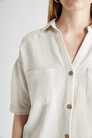 Укороченная рубашка с короткими рукавами и двойным карманом