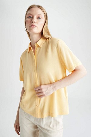 Рубашка с коротким рукавом из гофрированной ткани с воротником рубашки стандартного кроя