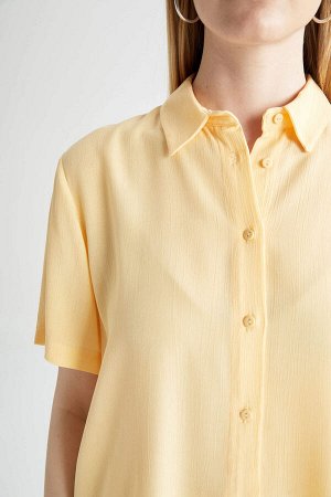 Рубашка с коротким рукавом из гофрированной ткани с воротником рубашки стандартного кроя