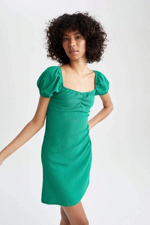 Платье Материал  Размеры модели: рост: 1,79 груд: 79 талия: 62 бедра: 88 Надет размер: S Материал  : эластан 10%,полиэстер 90%