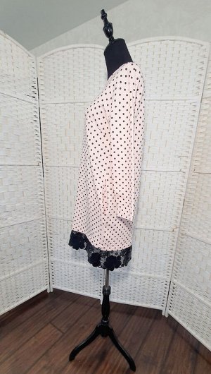 Платье Классное миниатюрное платье, рукав 3/4,карманы по бокам, очень красивый низ-под эко кожу кружево. Лекало, ткань достойные! 

Серое+ цветочный принт.
Состав: 60% хлопок, 40% полиэстер. 
Размер-4