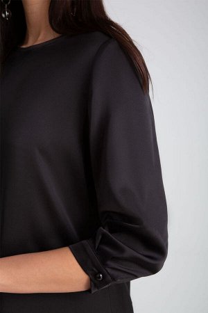 Блуза Рост: 170 Состав ткани: ПЭ-96%; Спандекс-4%; Базовая блузка свободного силуэта. Выполнена из струящегося полотна с атласным блеском. Округлый вырез горловины. Притачные рукава 3/4, с разрезом и 