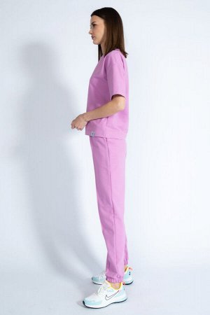 Костюм Костюм Kivviwear 4036-4037 розовый 
Состав: ПЭ-24%; Хлопок-70%; Эластан-6%;
Сезон: Лето
Рост: 170

Костюм с брюками средней посадки с отделкой в виде канта по деталям переда и карманами в боко