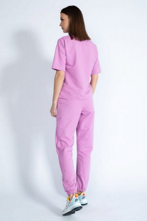 Костюм Костюм Kivviwear 4036-4037 розовый 
Состав: ПЭ-24%; Хлопок-70%; Эластан-6%;
Сезон: Лето
Рост: 170

Костюм с брюками средней посадки с отделкой в виде канта по деталям переда и карманами в боко