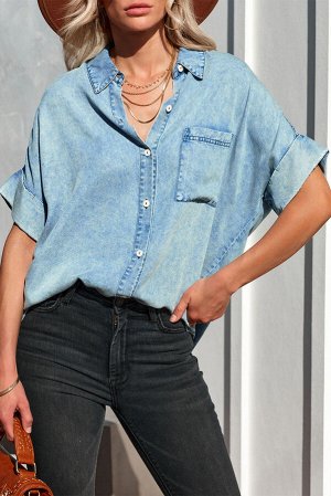 Голубая джинсовая рубашка овресайз с короткими рукавами и нагрудным карманом