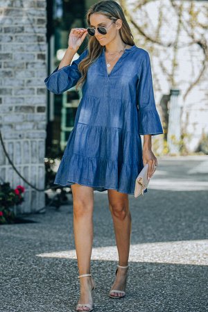 Синее многослойное джинсовое платье с V-образным вырезом и расклешенными рукавами 3/4