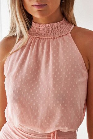 Розовое приталенное платье в горошек с завязкой на талии