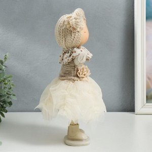 Кукла интерьерная "Малышка в бежевом наряде, юбка из сетки" 33х15х18,5 см