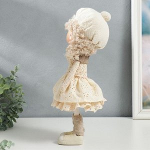 Кукла интерьерная "Малышка в берете, в бежевом наряде, с цветком" 36,5х13х17 см