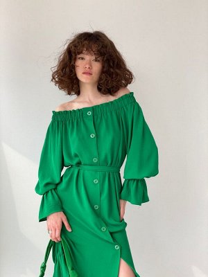 Длинное платье с открытыми плечами зелёное