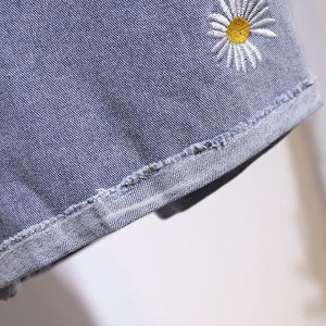Шорты женские джинсовые короткие с вышивкой "Ромашка", цвет голубой