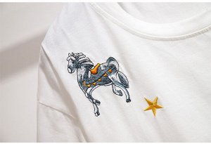 Футболка женская с вышивкой "Лошади и звезды", цвет белый