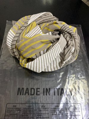 Платок Платки производство Италия.
80% хлопок 20 % шёлк
Великолепно держат форму, очень красивые и невесомые, подойдут к любому образу.