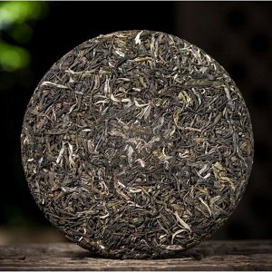 Китайский выдержанный чай "Шэн Пуэр" 2017 год, Менхай,  блин, 357 г (+ - 5 г)