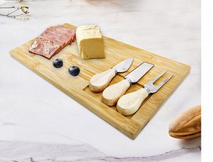 Деревянная доска с ножами для сыра и закусок