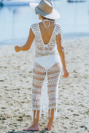 Белое пляжное платье крупной вязки с кисточками и открытой спиной
