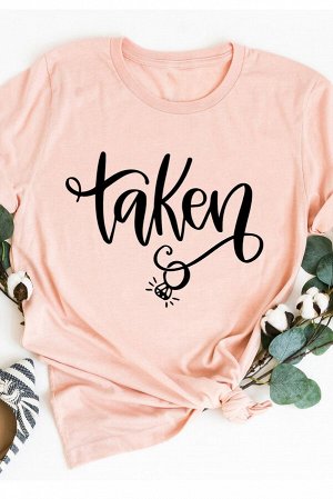 Розовая футболка с надписью: Taken