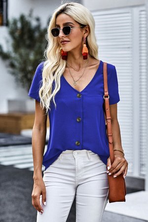 Синяя блузка с короткими рукавами и застежкой на пуговицы